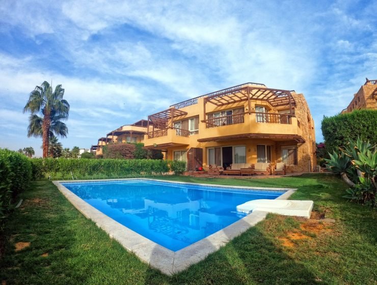 فيلا في عين باي السخنة