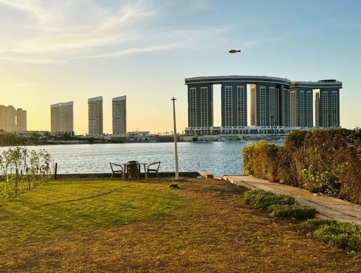 فيلا اول صف بحيره صخريه 6 غرف في مارينا 5 الساحل الشمالي