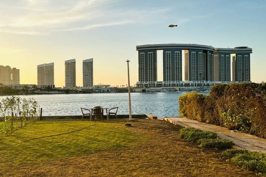 فيلا اول صف بحيره صخريه 6 غرف في مارينا 5 الساحل الشمالي