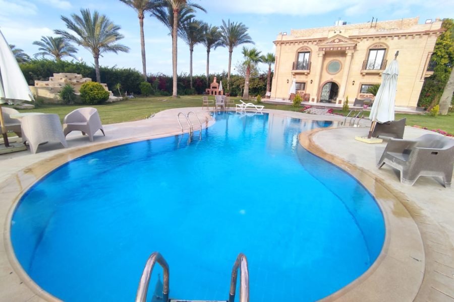 فيلا 6 غرف في مارينا 5 اول صف بحر الساحل الشمالي